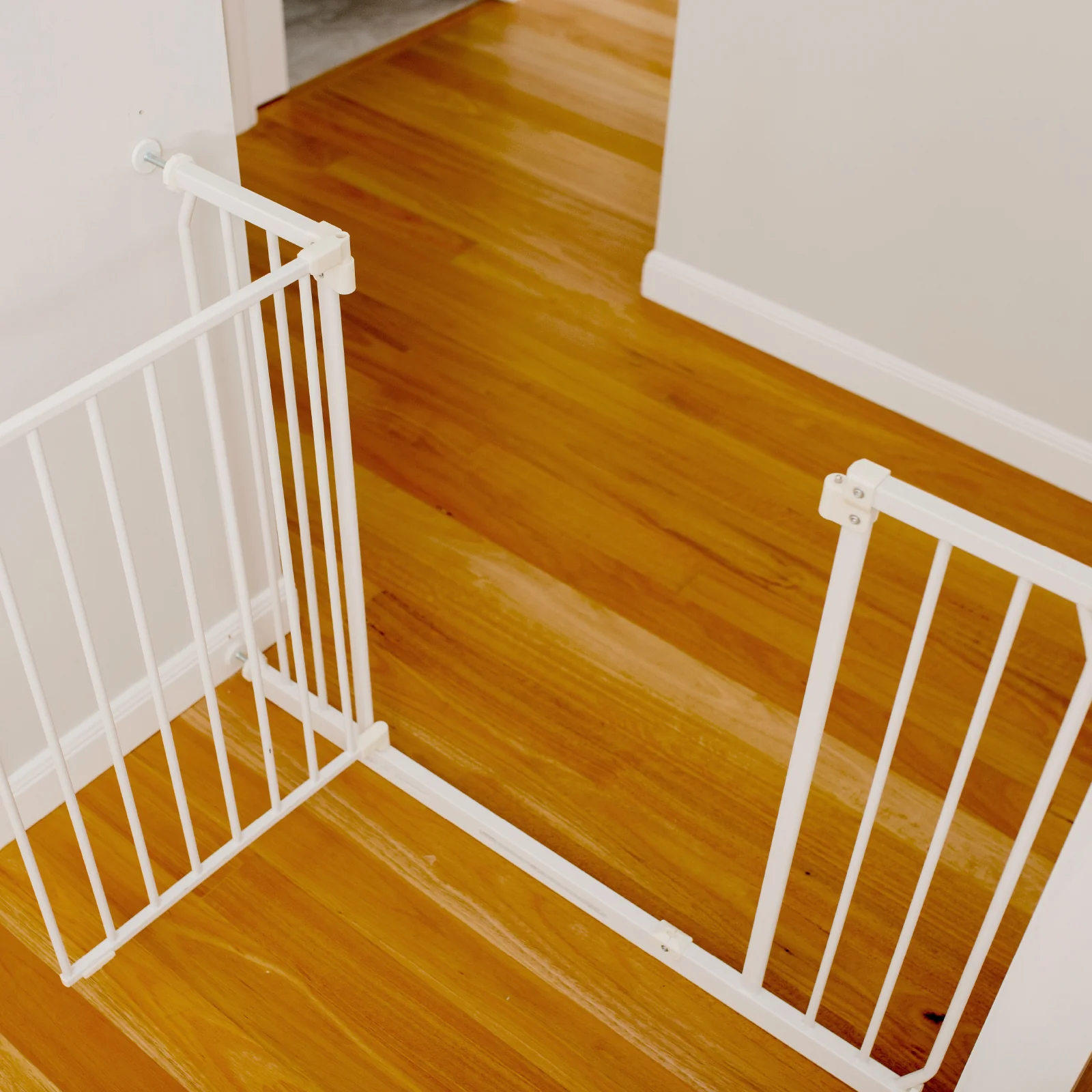 Easy Fit Baby Gate | Extra Wide | 1.07m W x 0.76m H - Image 4