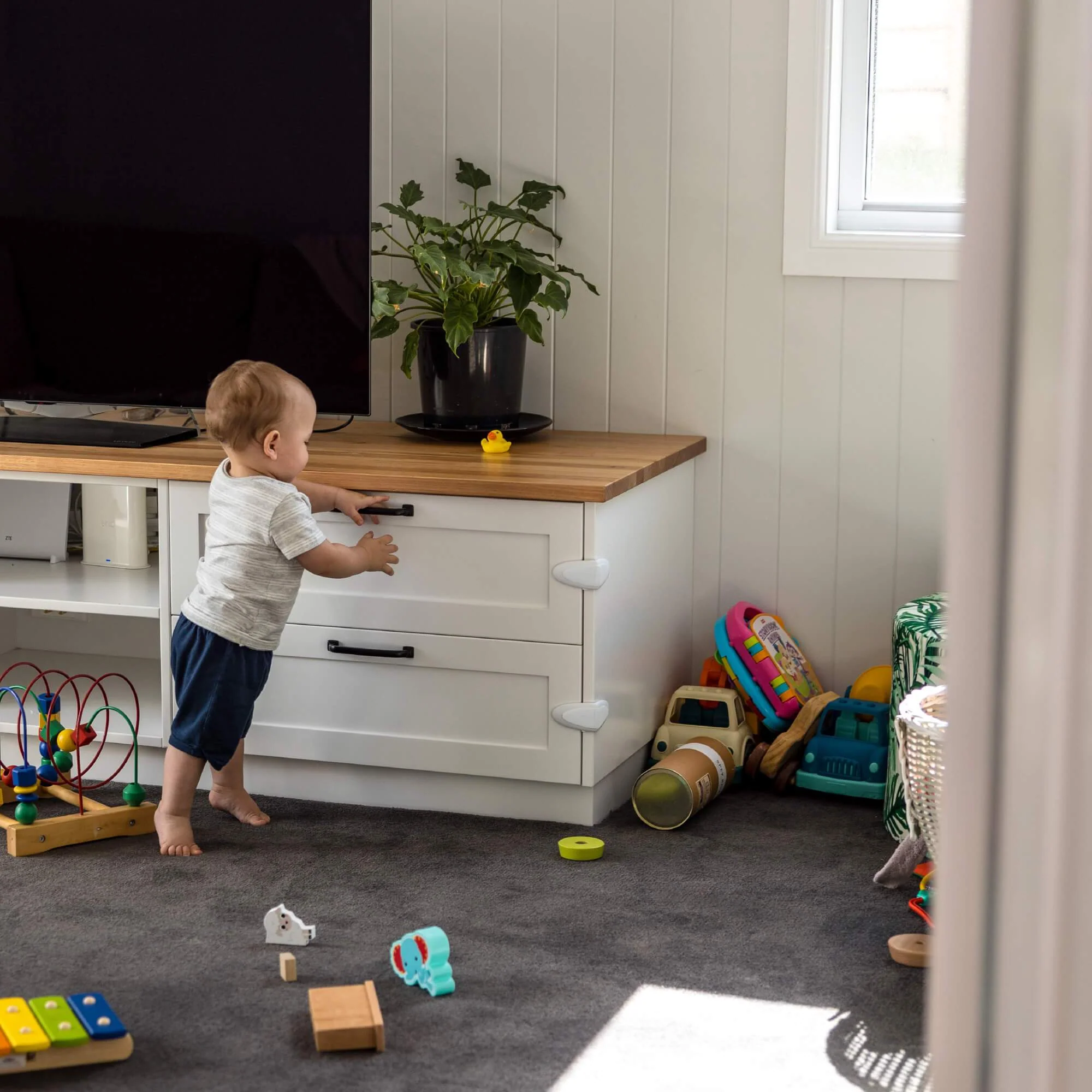 Adhesive Premium Corner Locks - Image 10